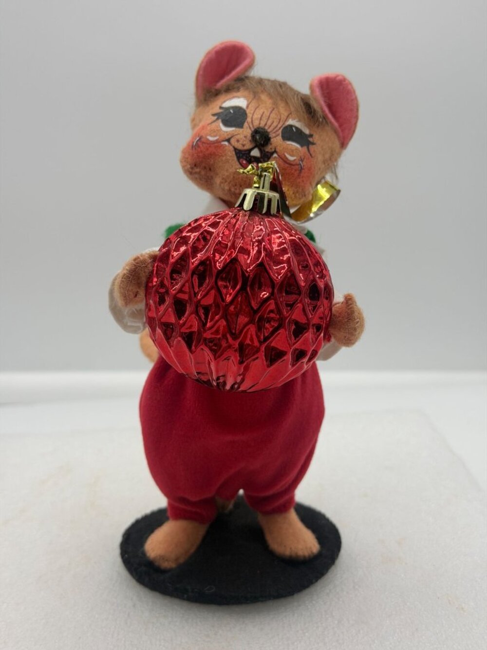 2008 Annalee Mobilitee Doll Brown Mouse Holding Christmas Ornament